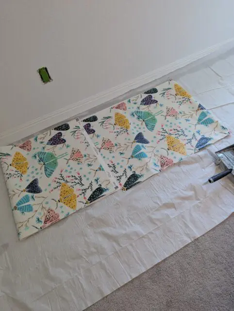 Booking wallpaper: the ends have been folded together to the middle, glue side together.
